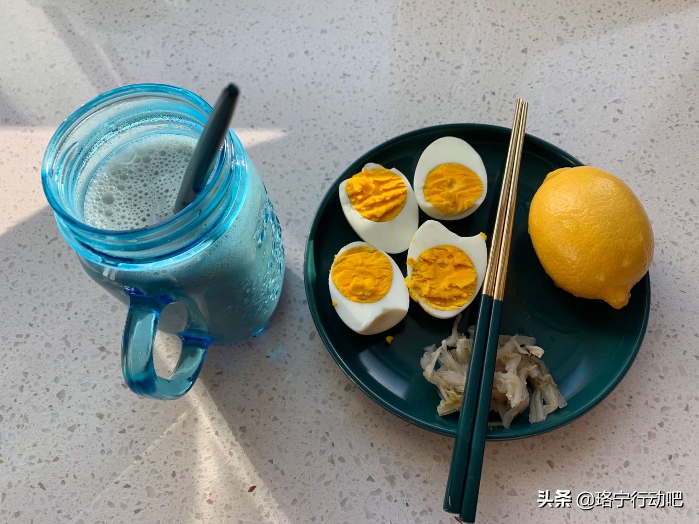 以前穿裙子，拉链拉不上，如今却嫌太宽松，她是如何做到的？