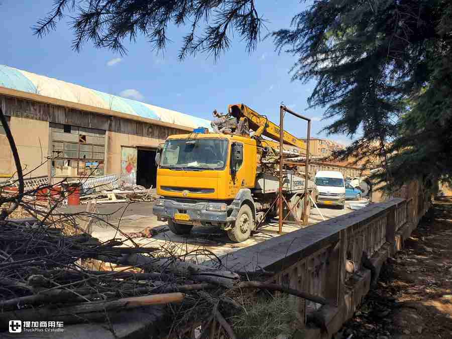 雷诺Kerax泵车实拍,专为恶劣工况而生，如今见到这样的老车太难得