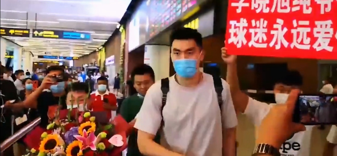 李晓旭发微博杨鸣,李晓旭杨鸣递话筒