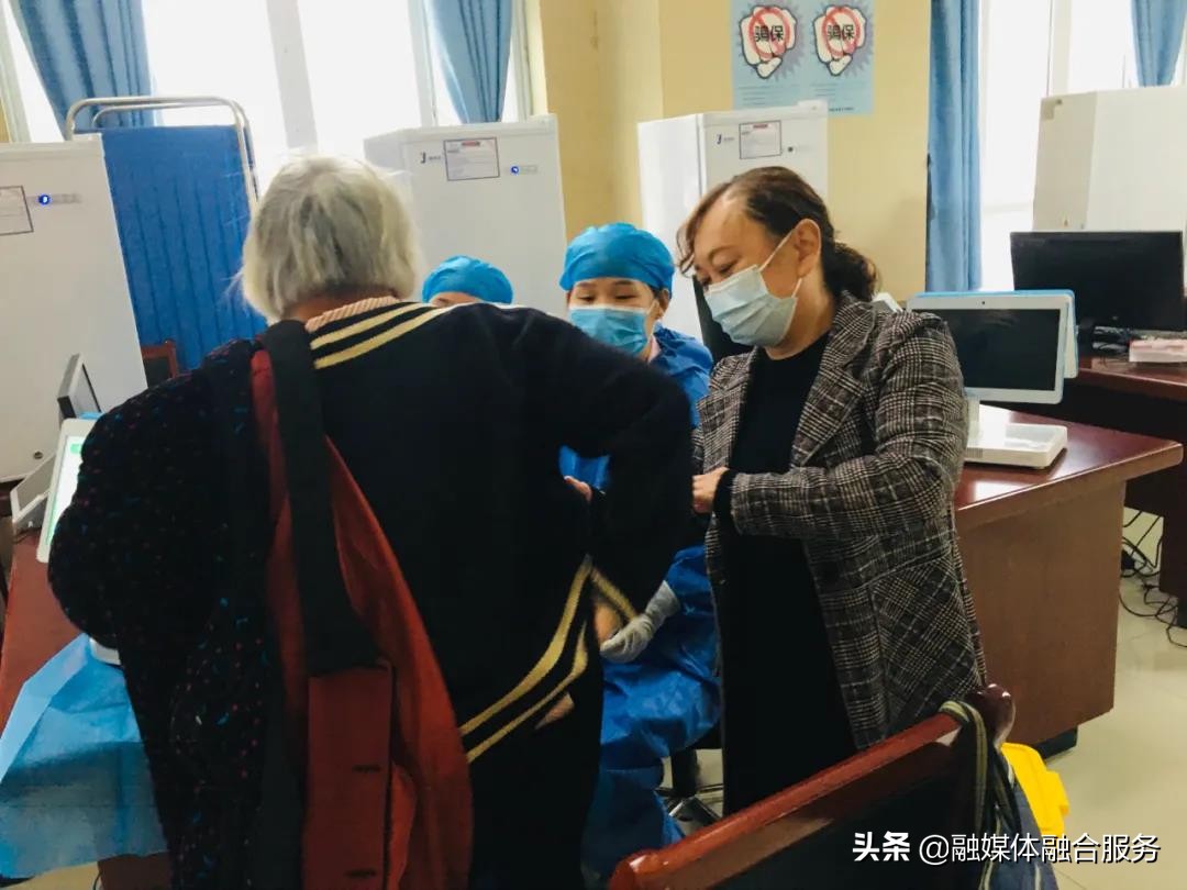 关爱失独老人送温暖简报,探望生病失独老人社区温情暖人心