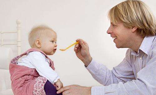 小孩反复积食有内热如何推拿,孩子积食口臭磨牙积食内热吃什么