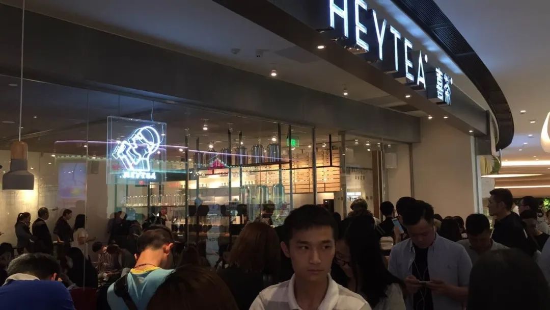 排队8小时！一杯奶茶500元！又一喜茶奇迹诞生？