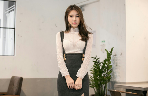 资金有限的学生*党**玩摄影，应该选相机还是手机？