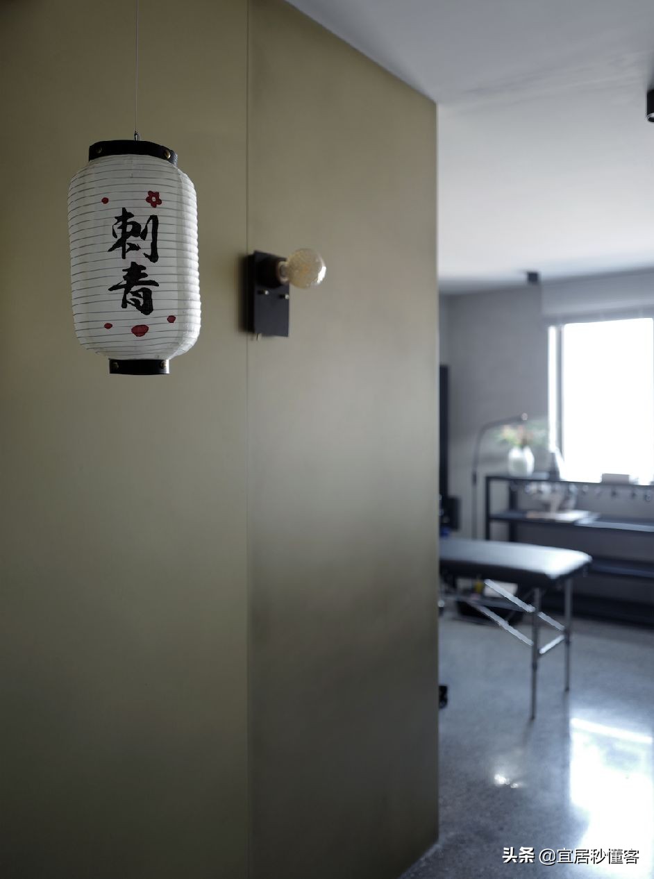 98年纹身师一人宅,酷炫工业风,家里一半面积是客厅