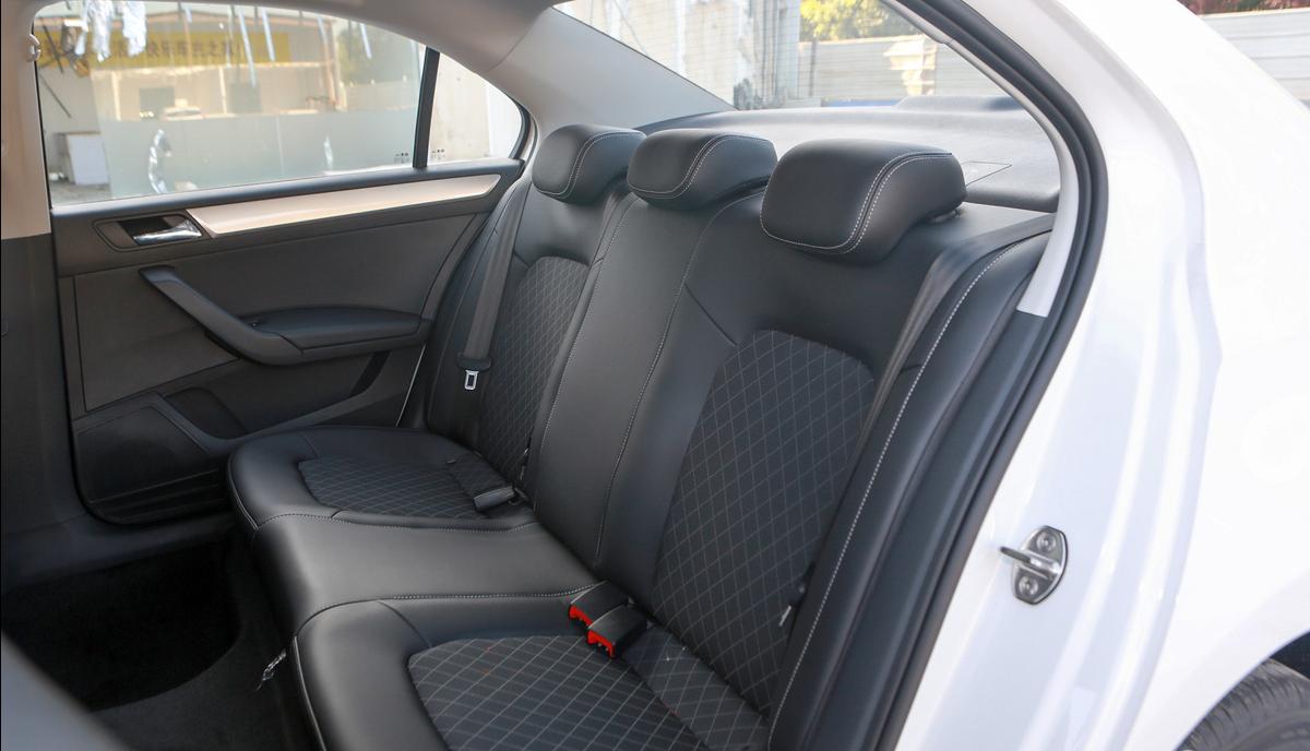 这合资底盘扎实,德系品质、桑塔纳*亲近**,油耗4毛,已跌至5.64万