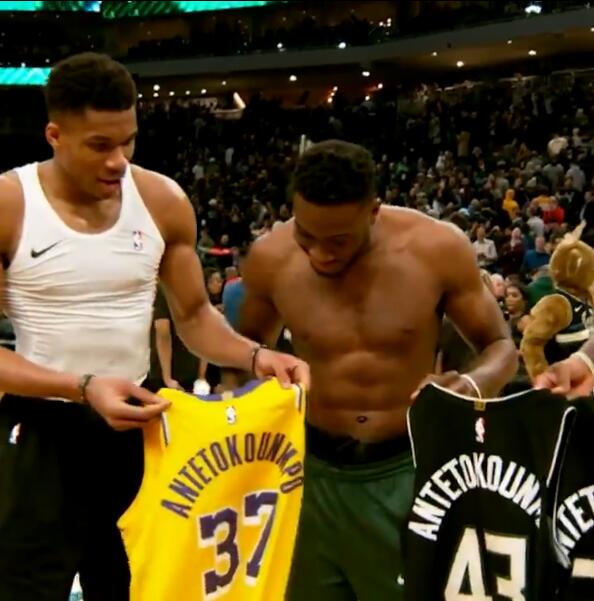 字母兄弟互换球衣,字母哥交换球衣