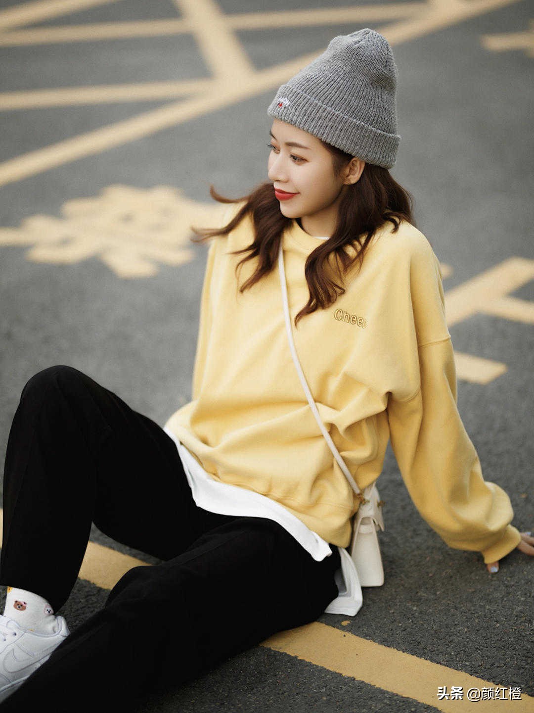 秋天的卫衣搭配思路,秋天卫衣这样穿个性时髦又减龄