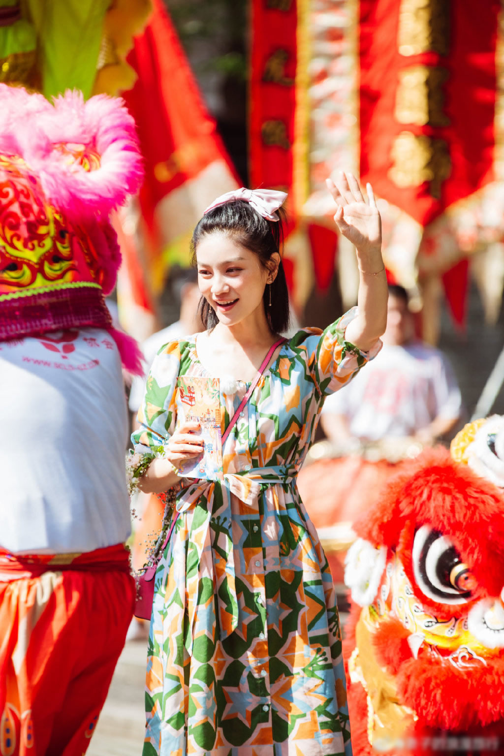 胡可穿衣搭配图,44岁胡可穿娃娃连衣裙配小白鞋