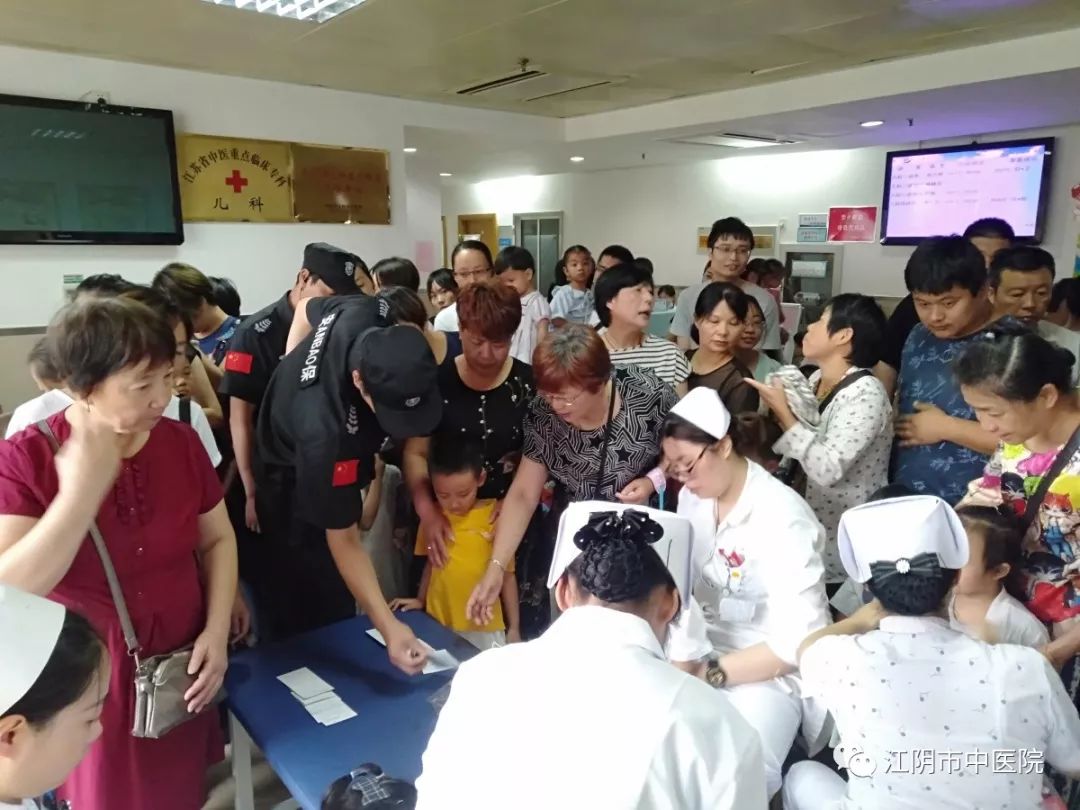 三伏天养生贴,中医院三伏贴火热进行中