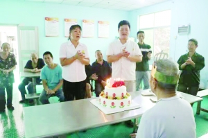 给敬老院送蛋糕,敬老院送蛋糕