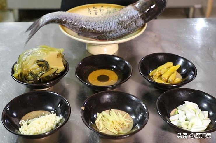 酸菜鱼的做法味道鲜美简单易学,家常版酸菜鱼汤鲜味美鱼肉嫩滑