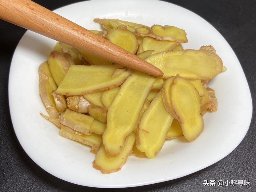 最近搬重物没力气，经常腰酸背痛，89岁外婆用几片生姜就搞定