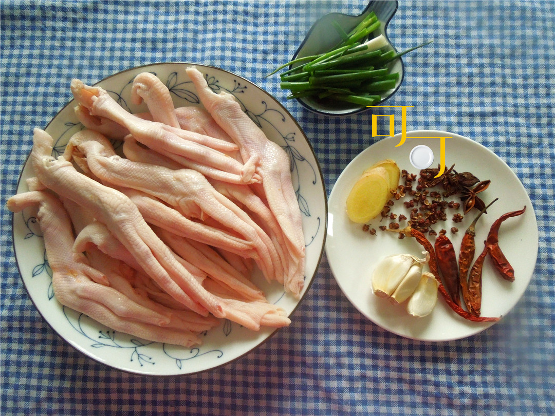 卤鸭掌当下酒菜很下饭,香辣无骨鸭掌一串