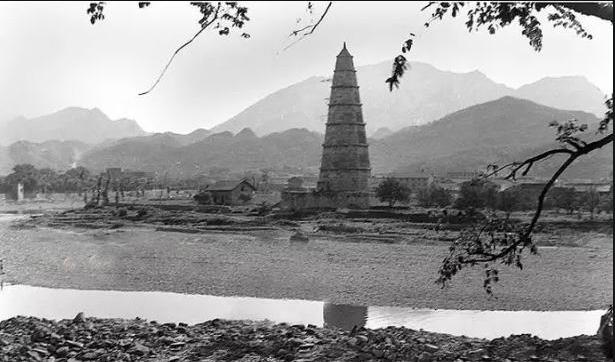 80岁老爷爷的眼睛,80年代的年轻人眼里全是光