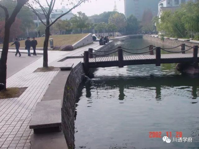 泄露了校名的秘密