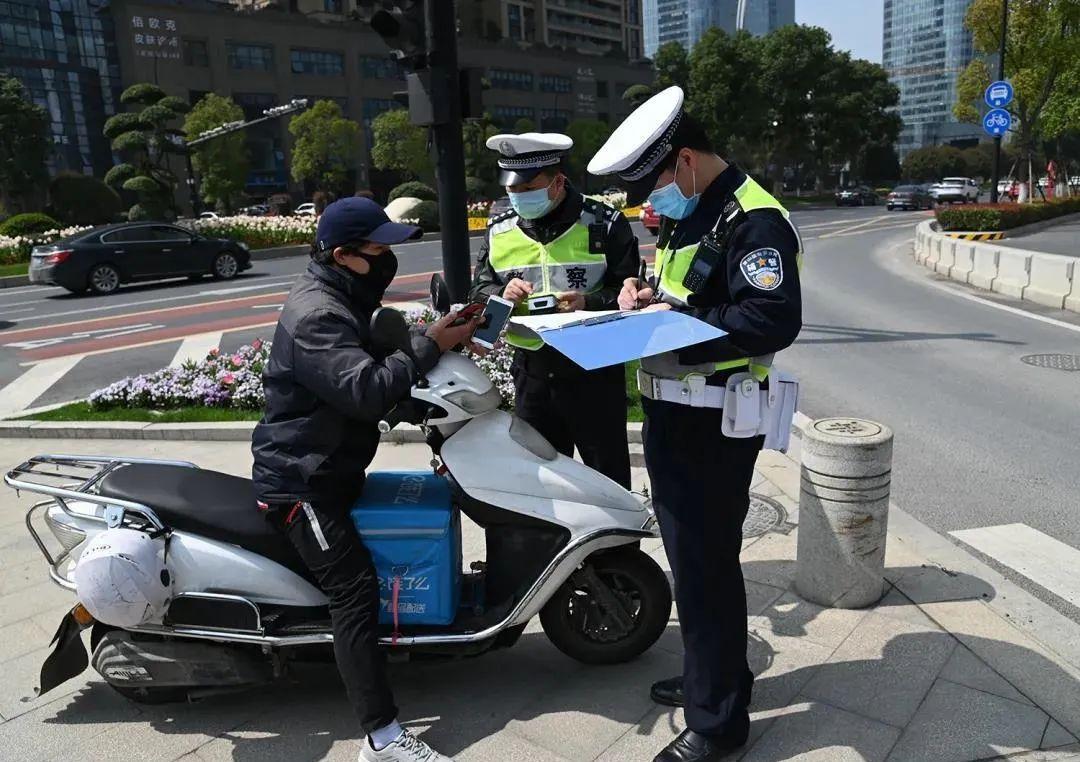 电动车三元锂电池爆燃视频,锂电池电动车爆燃视频