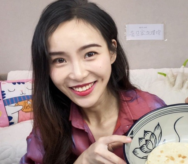 千万网红小贝近况堪忧，面容憔悴法令纹深，网友：都是催吐惹的祸