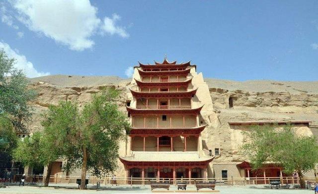 莫高窟是雕塑还是泥塑,美国敦煌莫高窟菩萨雕塑