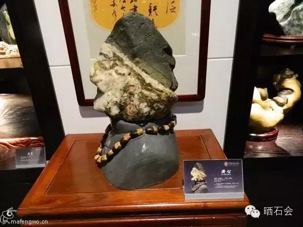 这些奇奇怪怪的奇石让人不忍直视,奇石每一件都是绝无仅有