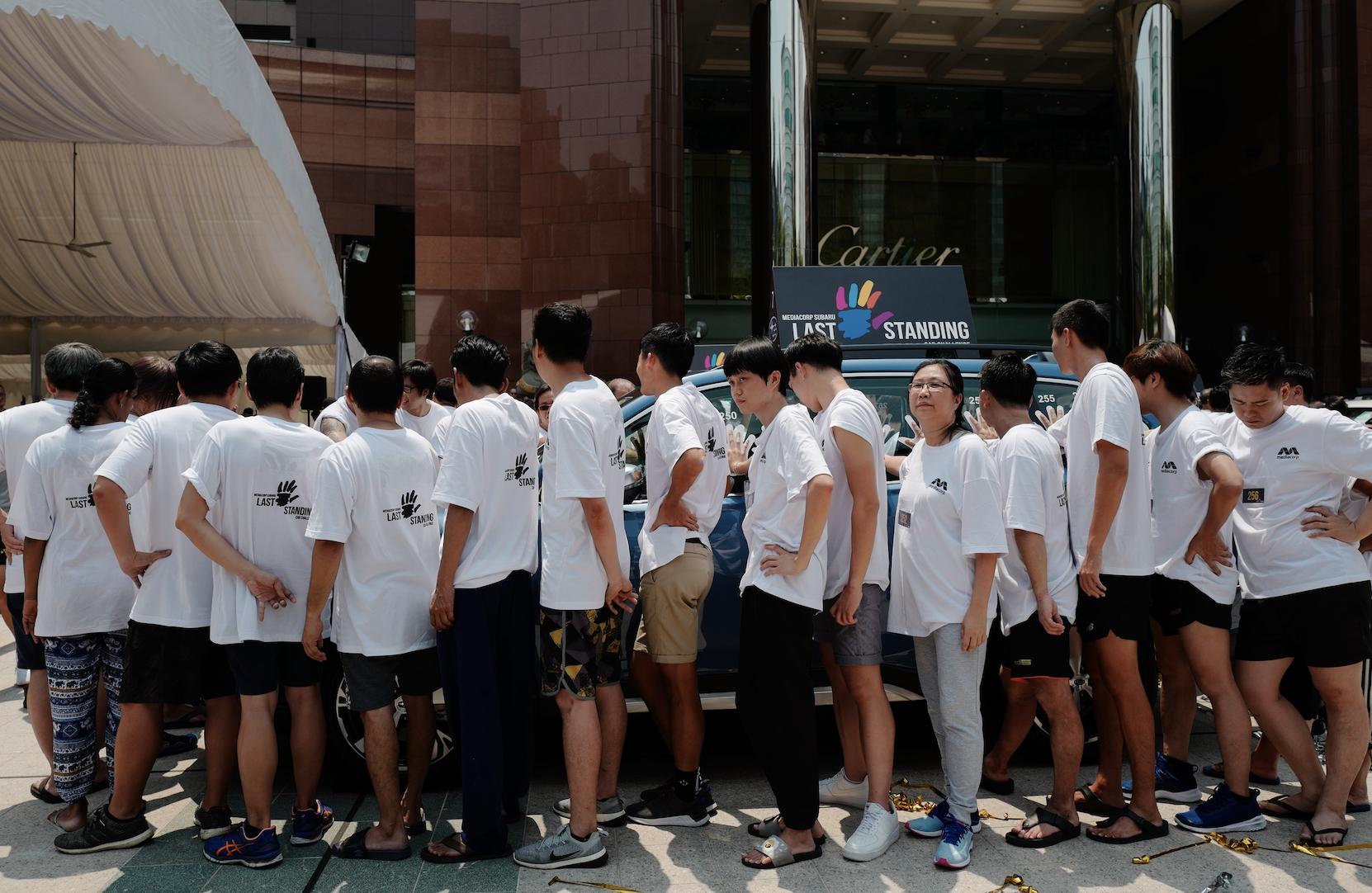 这个人把手摸在车上超过3天3夜赢了一辆车你觉得你行不？