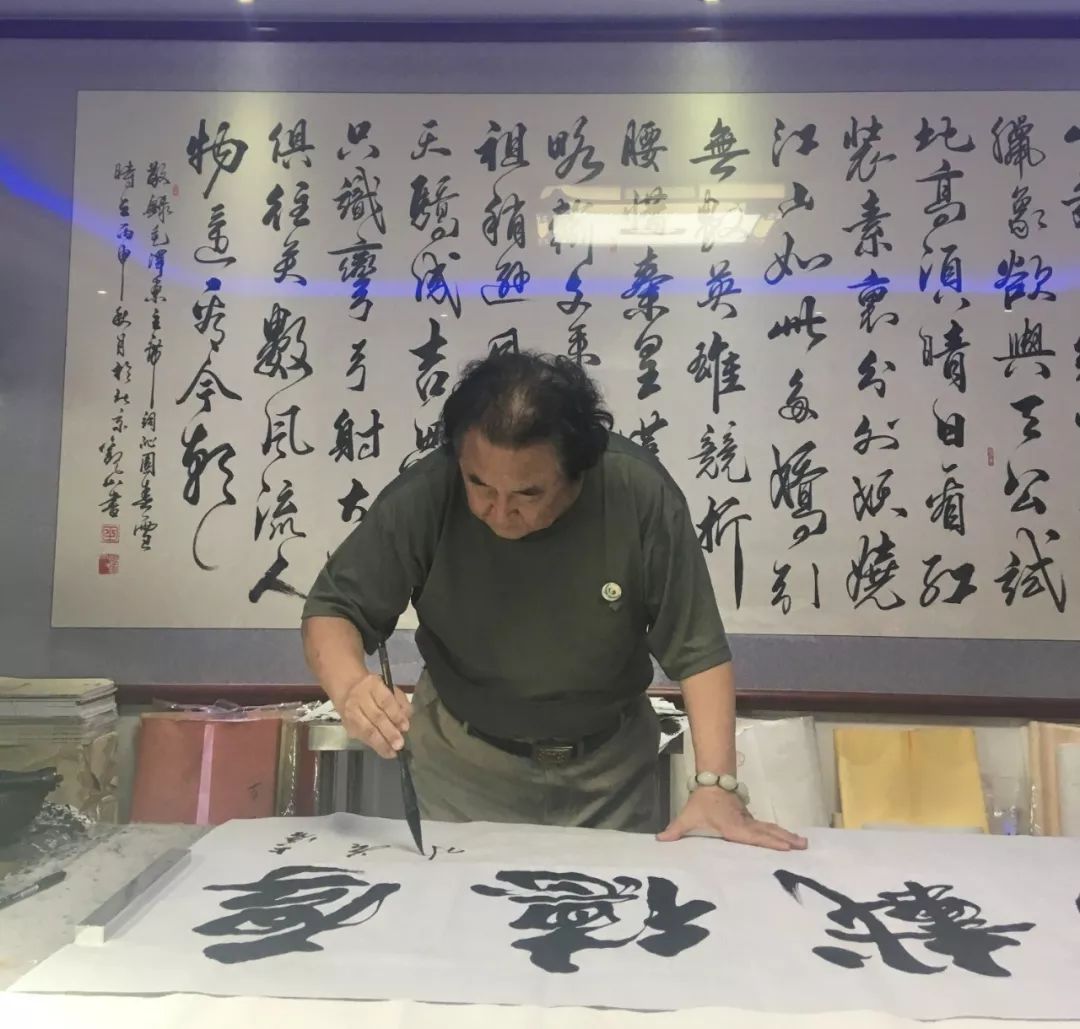 这位网红大爷是如何走红的,几百万粉丝的网红大爷