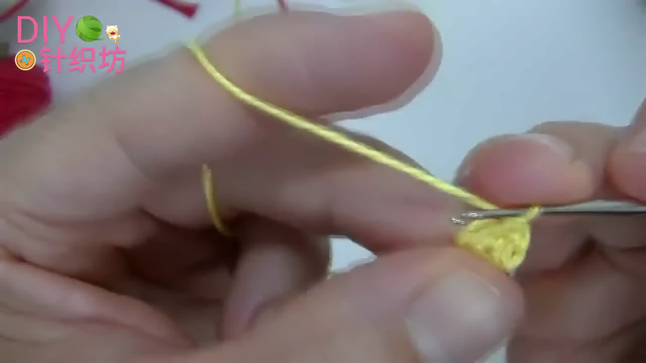 足球钥匙链小挂件,足球珠子编织钥匙扣