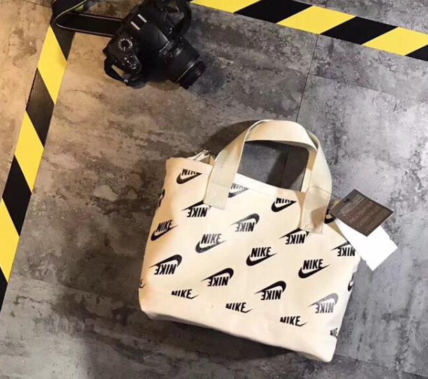 travisscott上脚的aj1,travisscottaj1倒钩