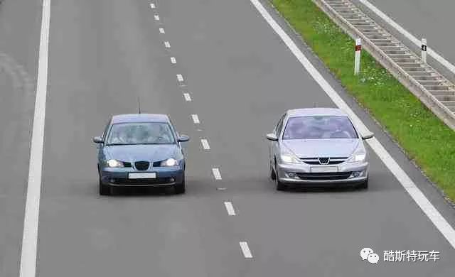 汽车被剐蹭上了漆怎么清洗干净,汽车剐蹭到别人的漆怎么去除