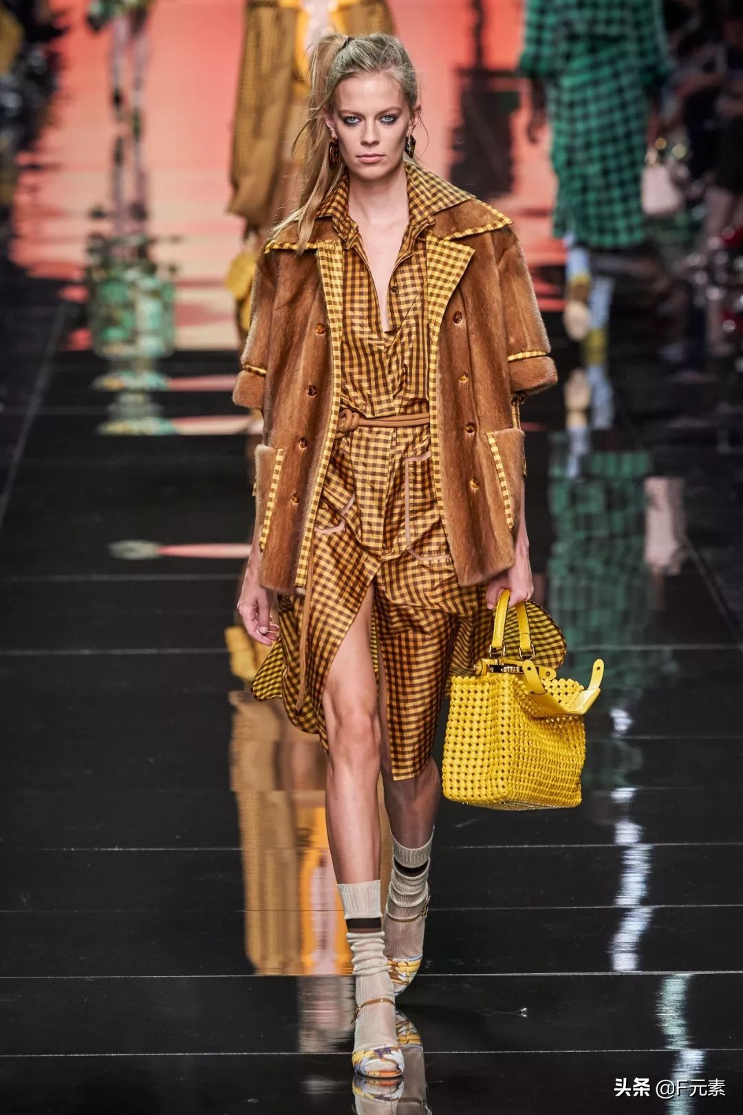 芬迪皮草中古,芬迪皮草经典款式是什么颜色的呢