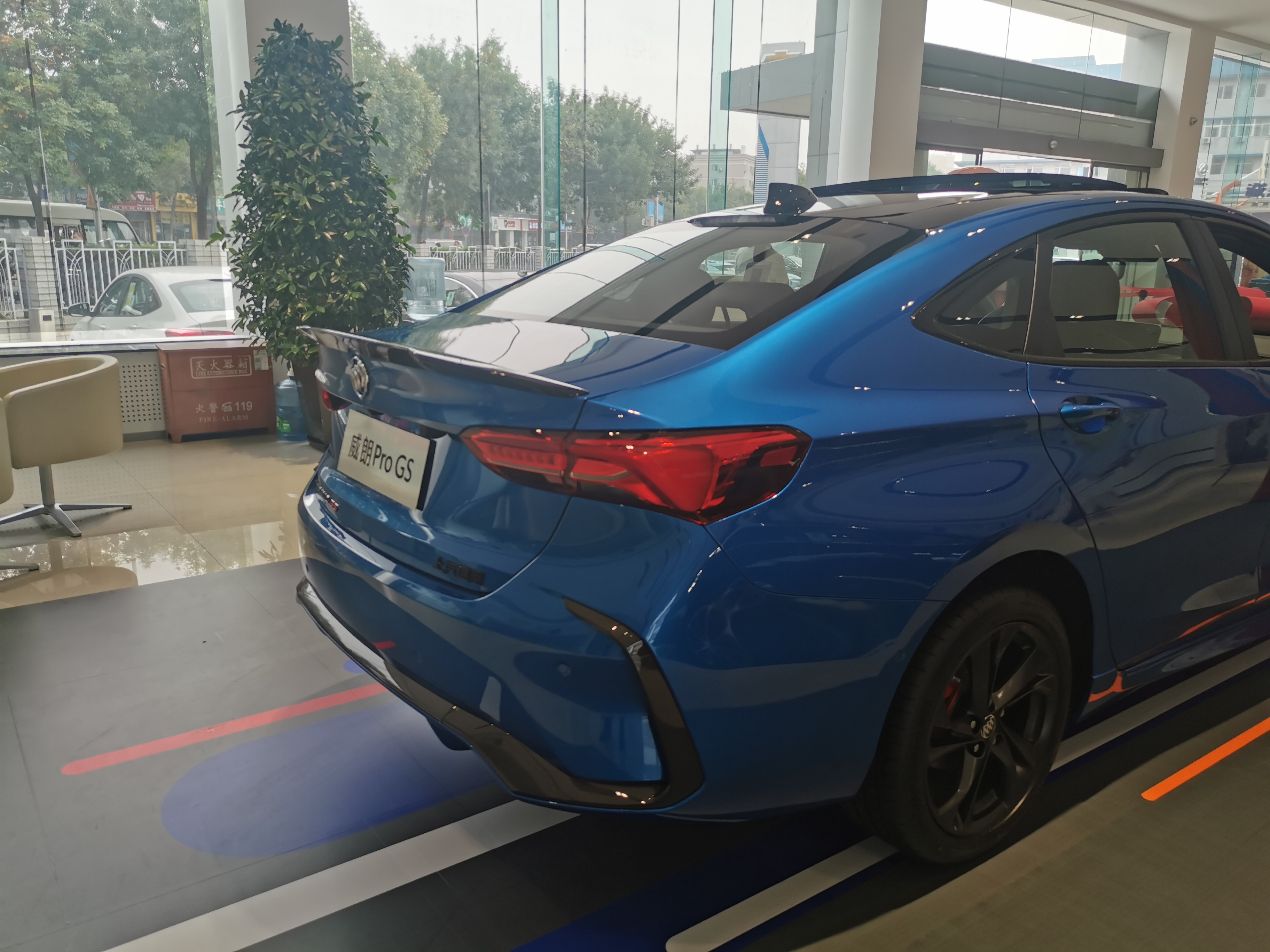 白色威朗pro尾翼好看吗,白色威朗pro乐享版原厂行车记录仪