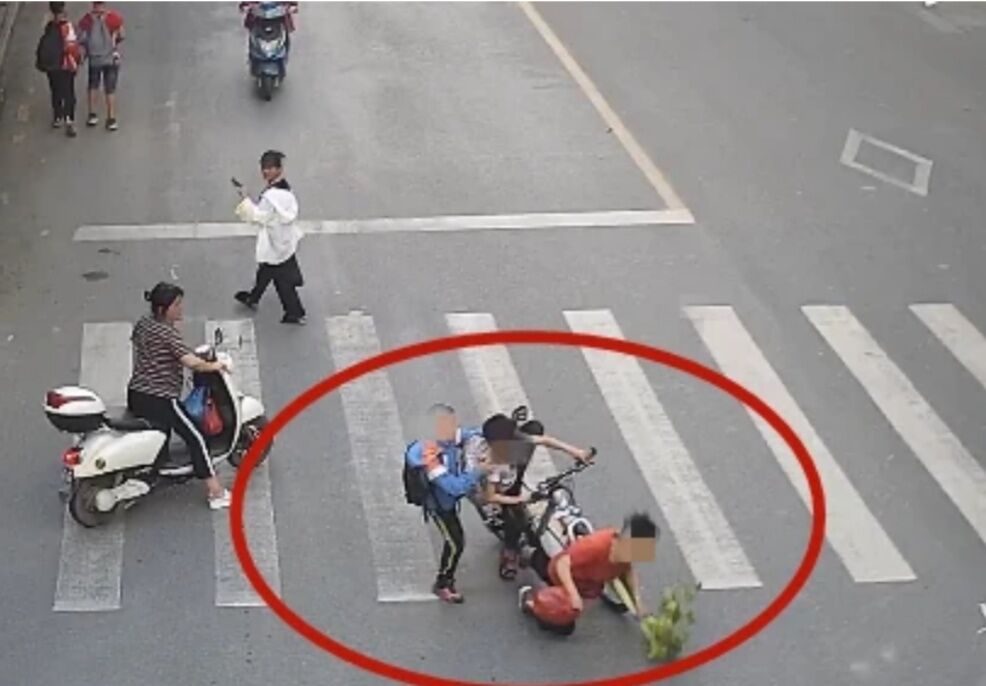 不礼让行人撞小学生,小学生路上骑自行车撞倒老人