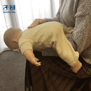 新生儿呛奶窒息该如何处理,新生婴儿呛奶的急救方法