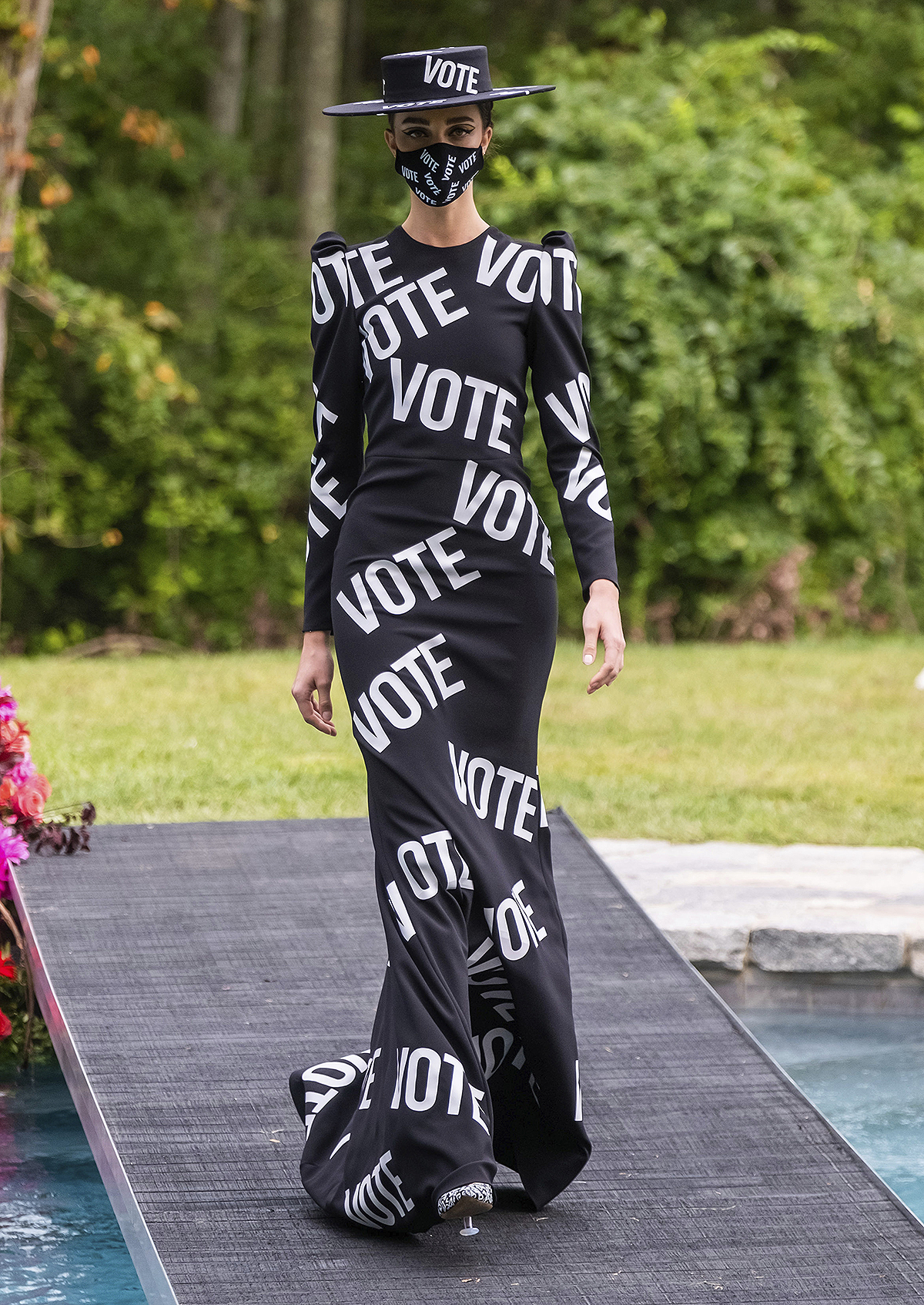 超模怀孕大肚子走秀,超模大肚子走秀