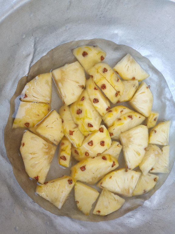 怎么去除菠萝的涩味,菠萝的正确吃法要用盐水泡吗