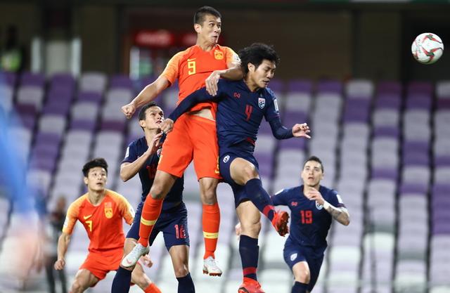 国足防守为什么老是背着手,国足遭遇对手门线停球