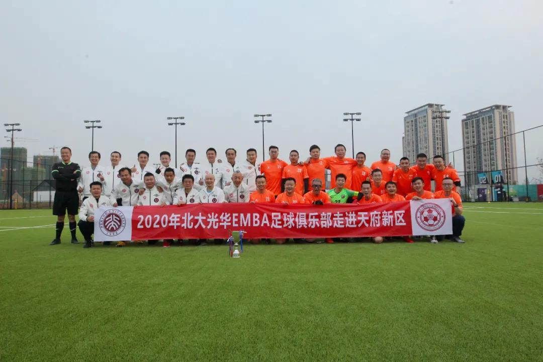 足球赛激烈角逐,一场足球比赛点面结合