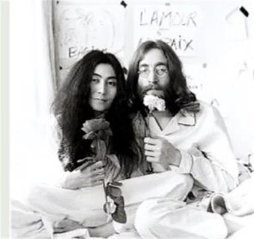 女艺术家剪碎衣服,日本艺术家给路人剪刀剪衣服