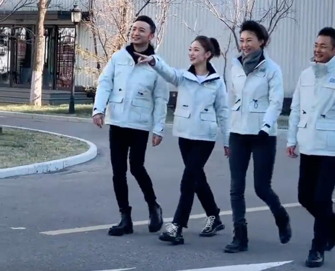 央视一哥是康辉还是任鲁豫,任鲁豫康辉走方阵视频