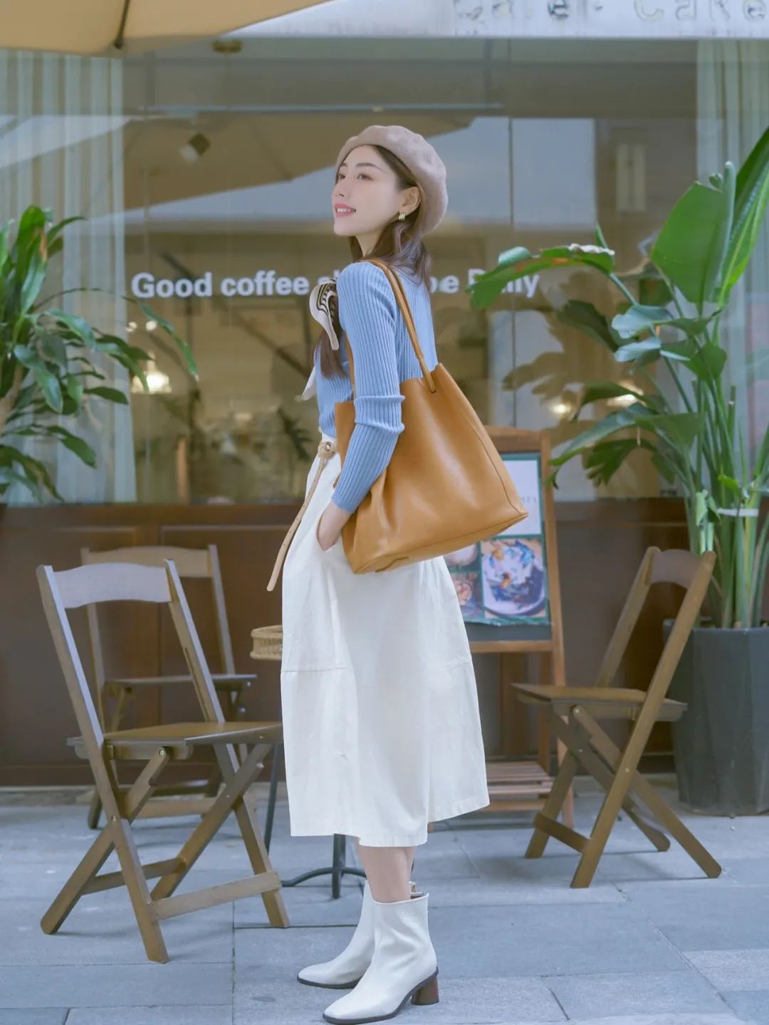 矮个子必备鞋最新款马丁靴,今年最火的中筒靴粗腿圆头马丁靴