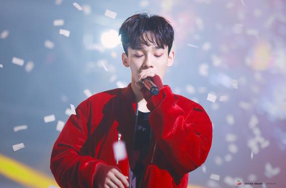 张艺兴让霓虹粉丝看抗日剧,张艺兴看金钟仁新歌