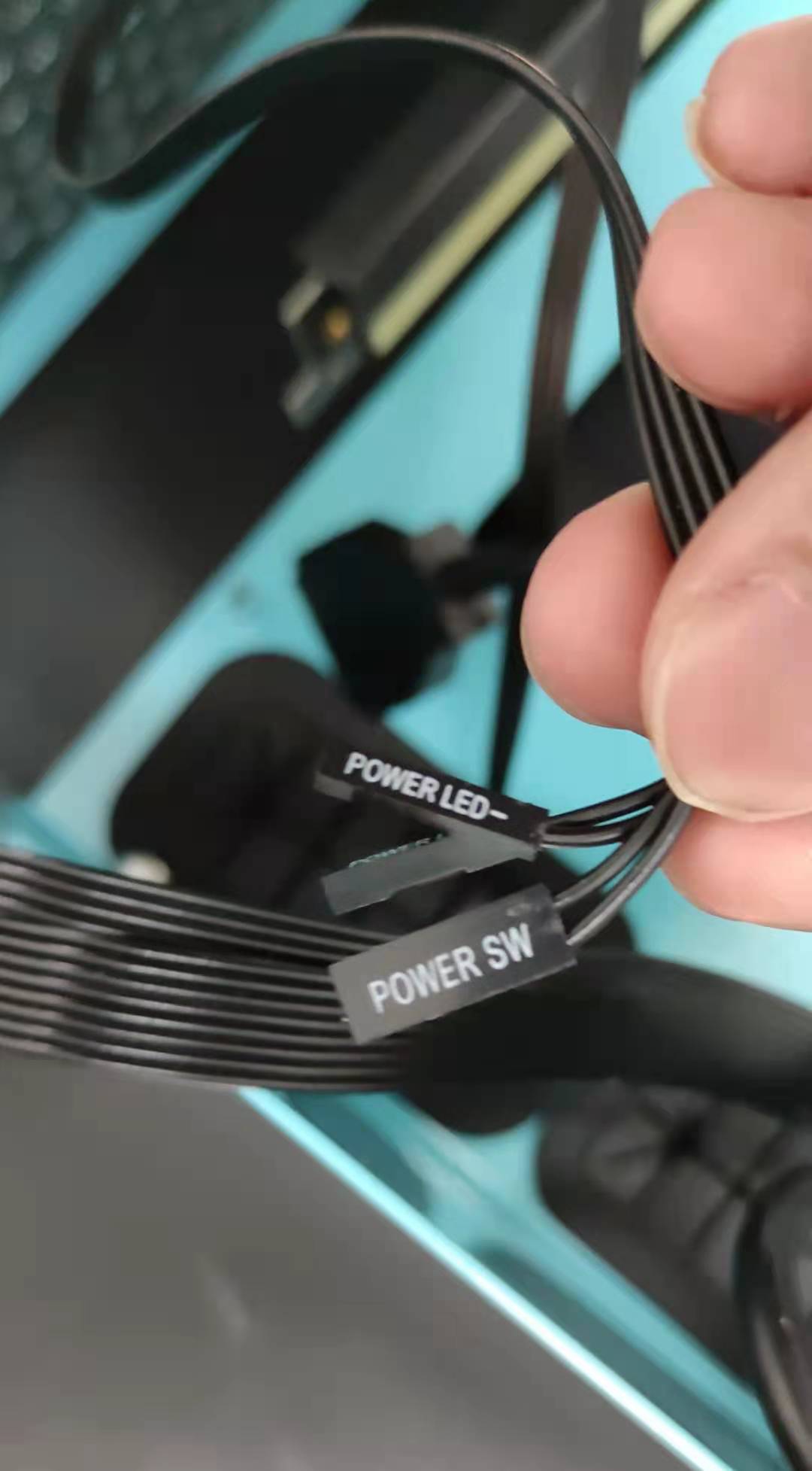 电脑通电自己开机几秒就没反应了,电脑开机没反应就跟没通电一样