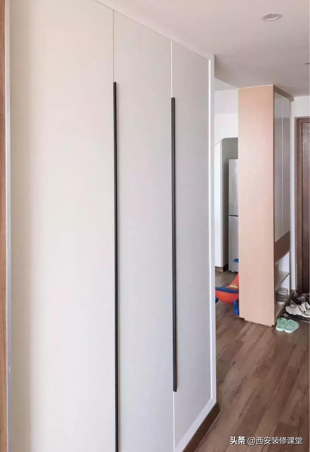 进门鞋柜设计右侧是餐厅隔断,红木鞋柜屏风隔断一体效果图