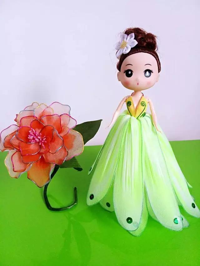 用袜子给芭比娃娃制作古装衣服,把袜子套在小孩头上