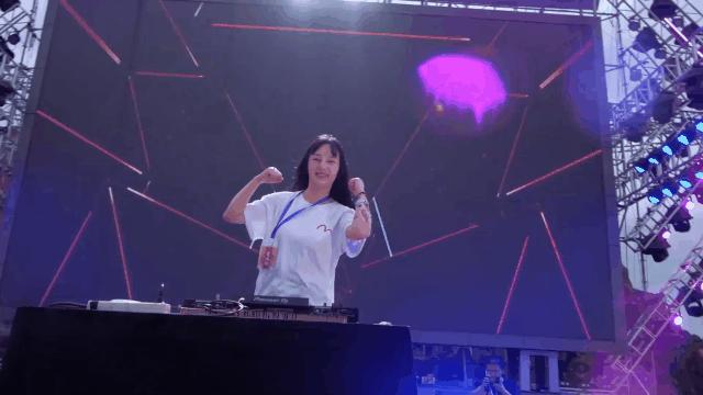 酷炫机车轰炸“洋沙湖”，哈雷电音之夜引爆“欢乐水世界”