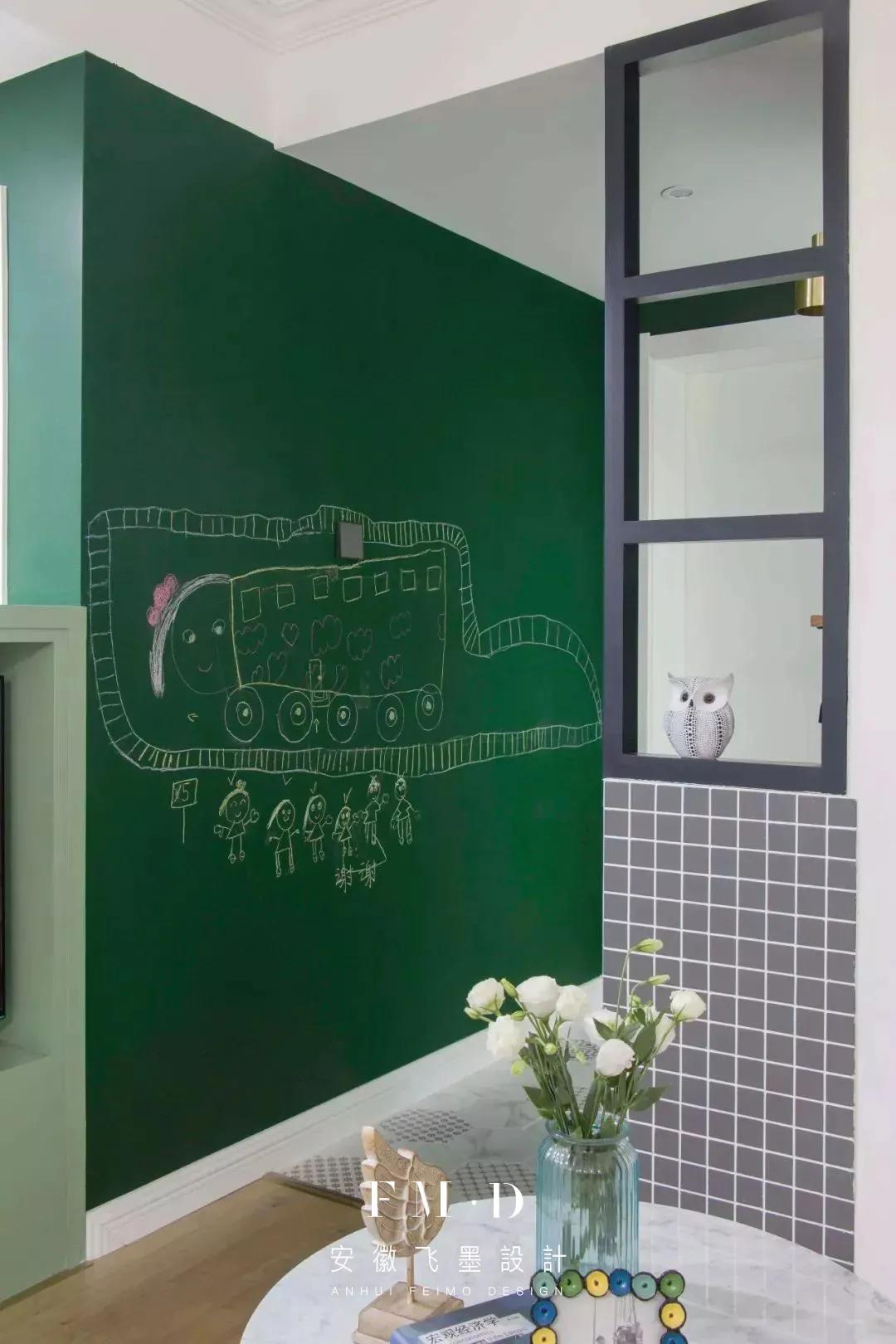 早备个黑板墙就好了！能涂能画实用与颜值兼具，解决了带娃难题