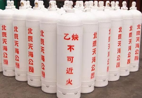 乙炔瓶在使用时只能直立不能卧放,乙炔瓶为什么必须直立储存和使用