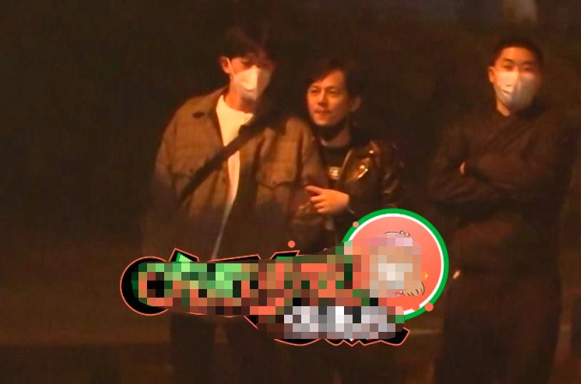 何炅十指相扣摸脸,撒贝宁被何炅摸脸