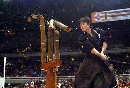 日本刀在战场上的威力,以锋利闻名于世的日本刀