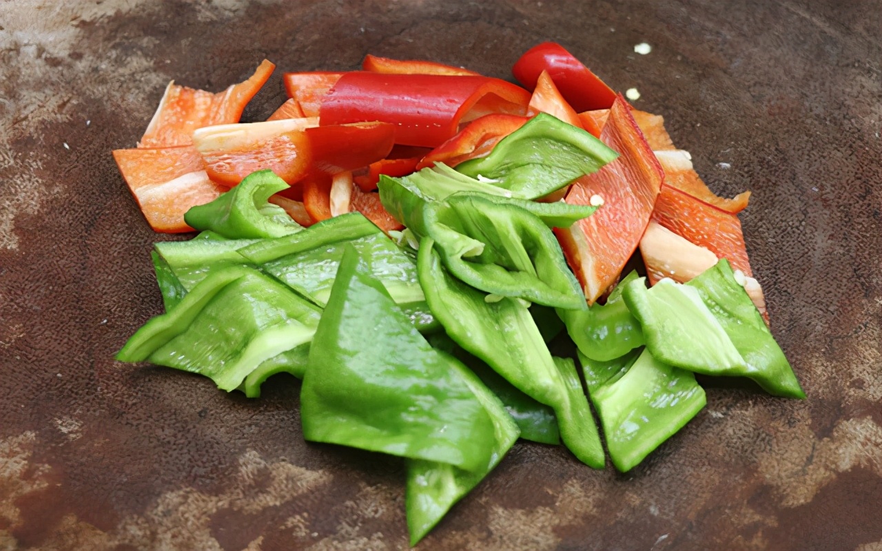 热门黄焖鸡这样做鲜嫩不柴,美味黄焖鸡简单易做又下饭