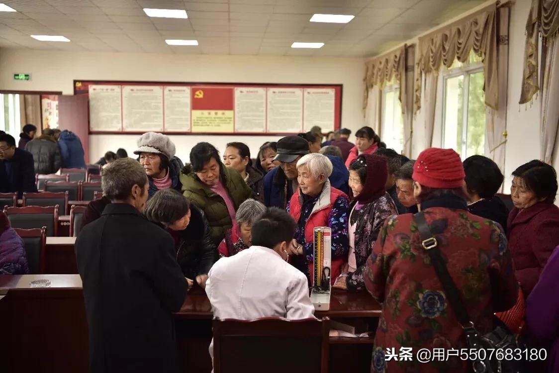 市中医院扶贫送健康义诊暖人心,市卫健委健康扶贫义诊送药